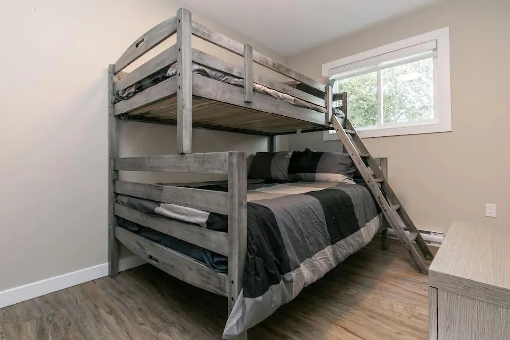 Newly Renovated 3 Bedroom Apartment Victoria 0*,  Kanada