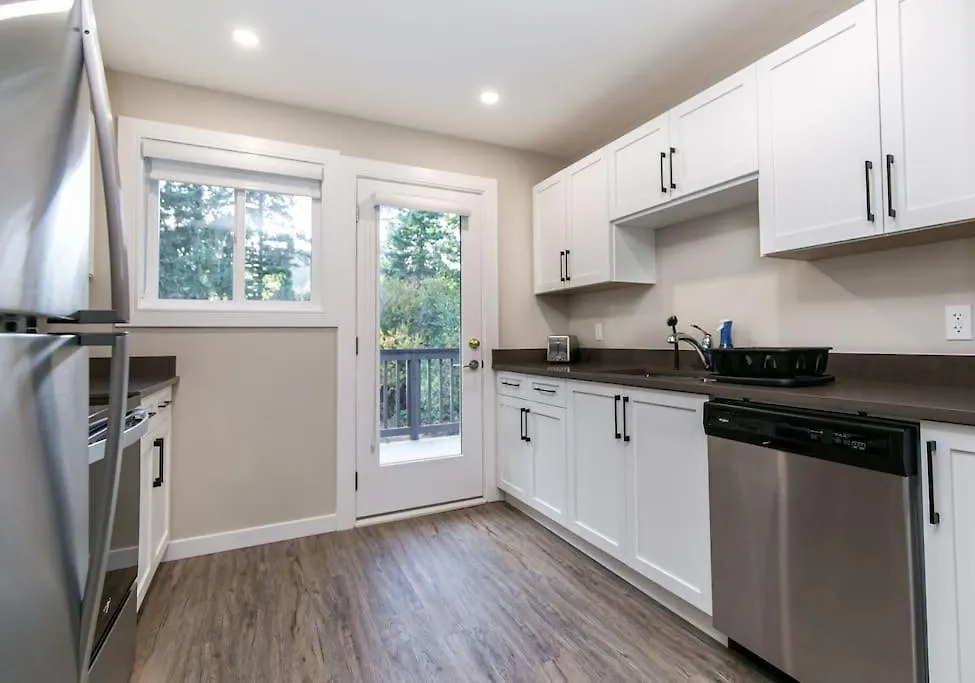 Newly Renovated 3 Bedroom Apartment Victoria Kanada