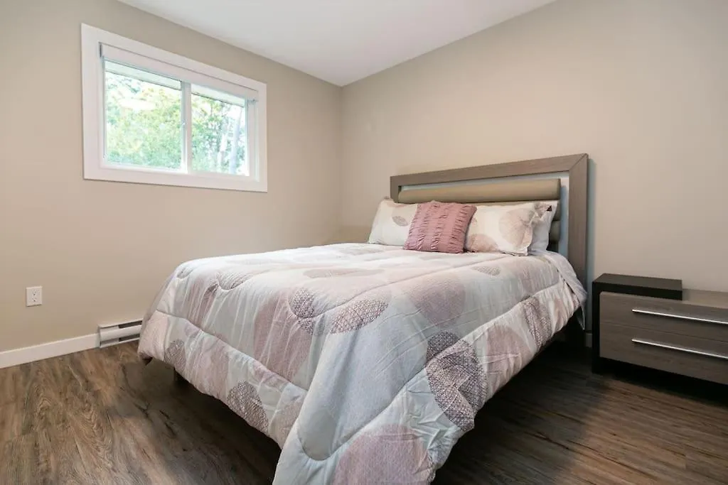 Newly Renovated 3 Bedroom Apartment Victoria 0*,  Kanada
