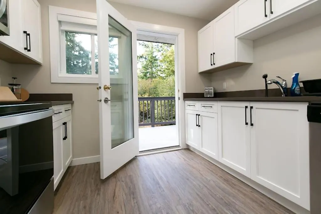 Newly Renovated 3 Bedroom Apartment Victoria