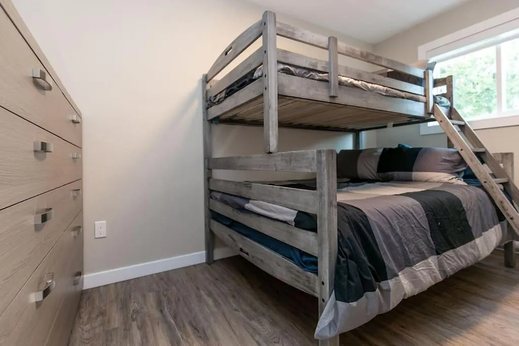 Newly Renovated 3 Bedroom Apartment Victoria